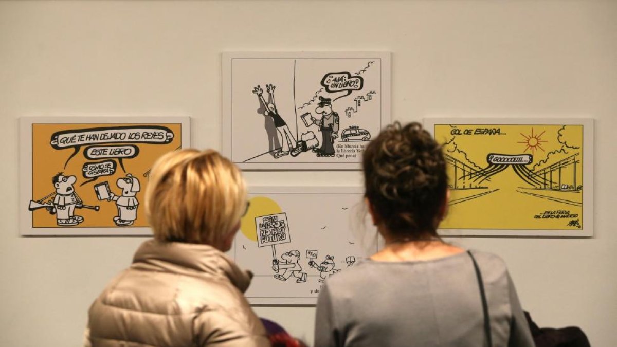 Algunas de las viñetas de Forges que pueden contemplarse hasta el 25 de febrero en Revilla.-ICAL