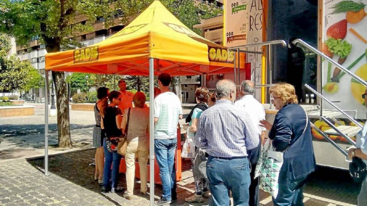 Visitantes de la 'caravana' esperan turno para recibir su lote regalo.-El Mundo