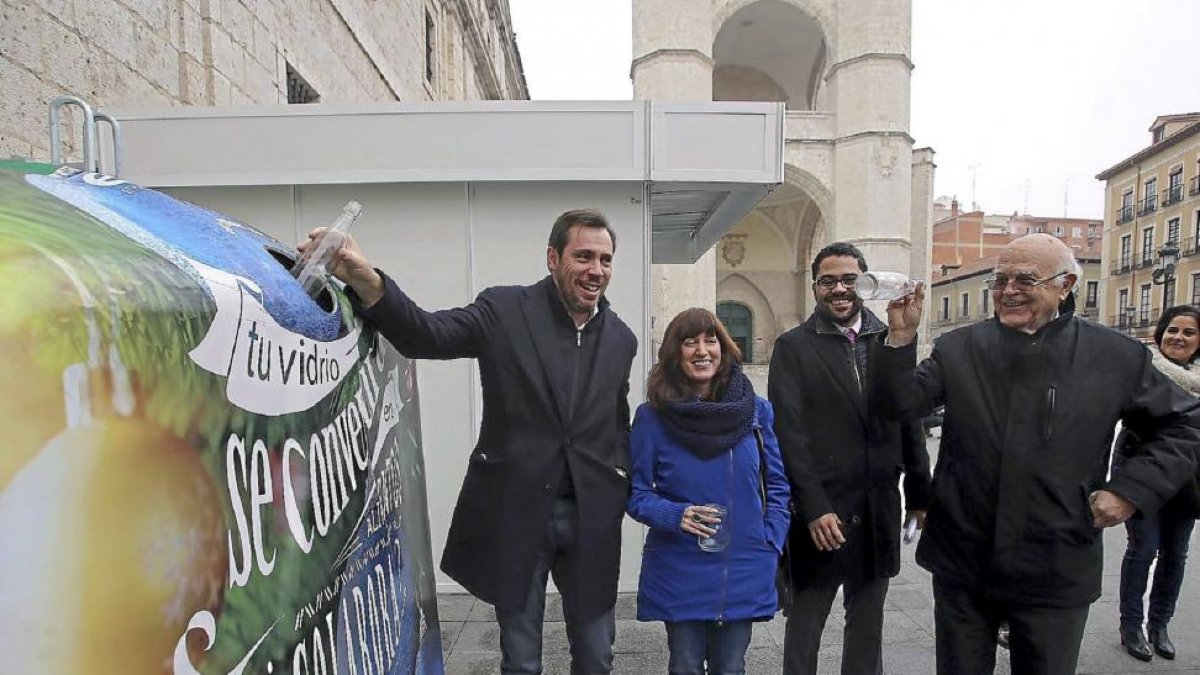 l alcalde, la concejala María Sánchez y los responsables de Ecovidrio el Banco de Alimentos.-Ical
