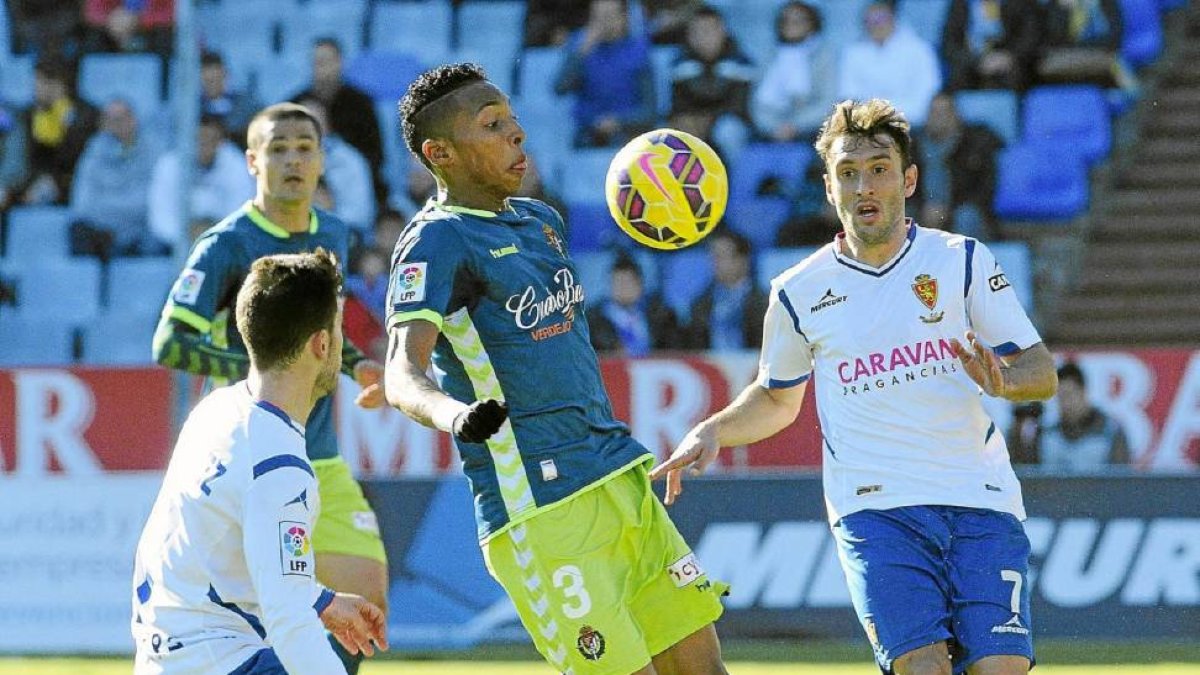 El colombiano Mojica controla el balón en presencia del zaragocista José Manuel Fernández-LOF