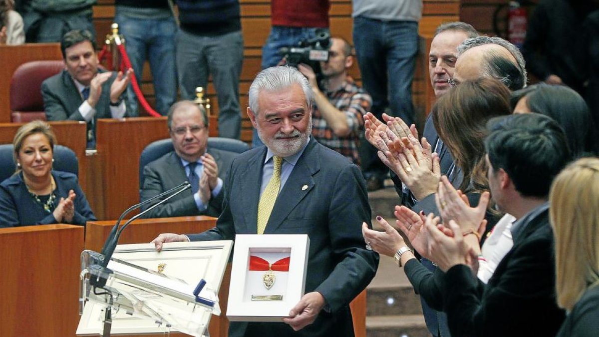 El director de la RAE, Darío Villanueva, sostiene la Medalla de Oro.-J. M. LOSTAU
