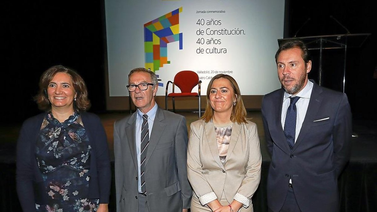 Josefa García Cirac, José Guirao, Virgina Barcones y Óscar Puente durante la jornada celebrada en el Calderón.-J.M. LOSTAU