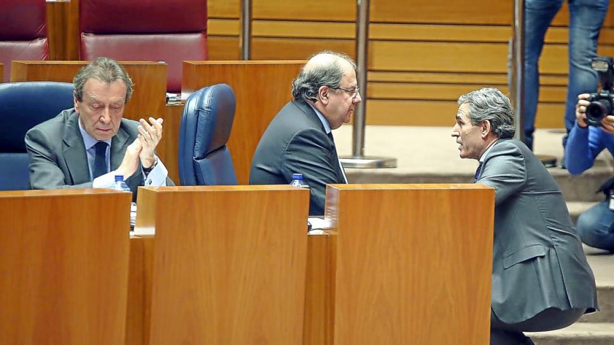 De Santiago-Juárez, Herrera y Sanz Vitorio en el Pleno de ayer.-ICAL
