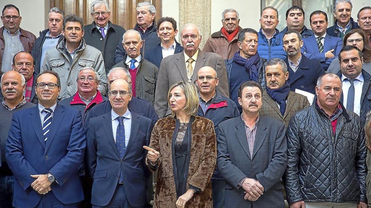 La consejera de Familia Alicia García,  junto al presidente de la Diputación de Salamanca, Javier Iglesias (I) y alcaldes de los municipios de la provincia.-ICAL