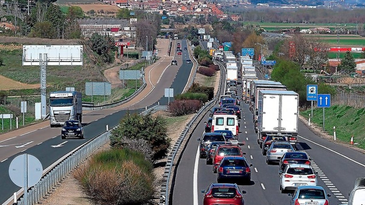 Foto de archivo del tráfico en la A-62. -E.M