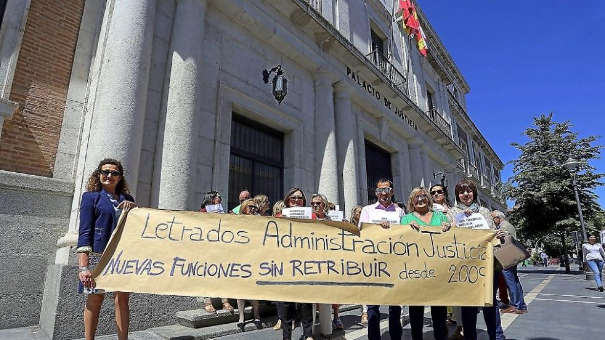 Un grupo de letrados, frente a la Audiencia Provincial.-ICAL