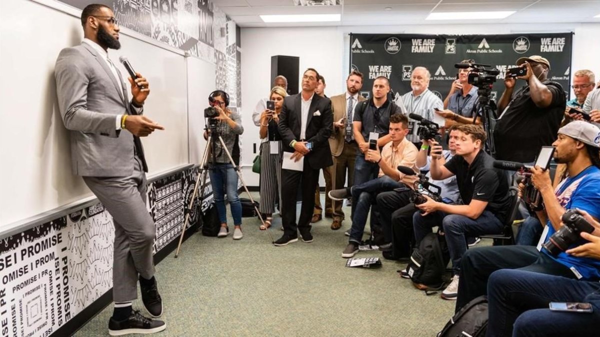 LeBron James atiende a la prensa en una de las aulas de la escuela que inauguró, el pasado lunes, en Akron, su pueblo natal. /-AFP / JASON MILLER