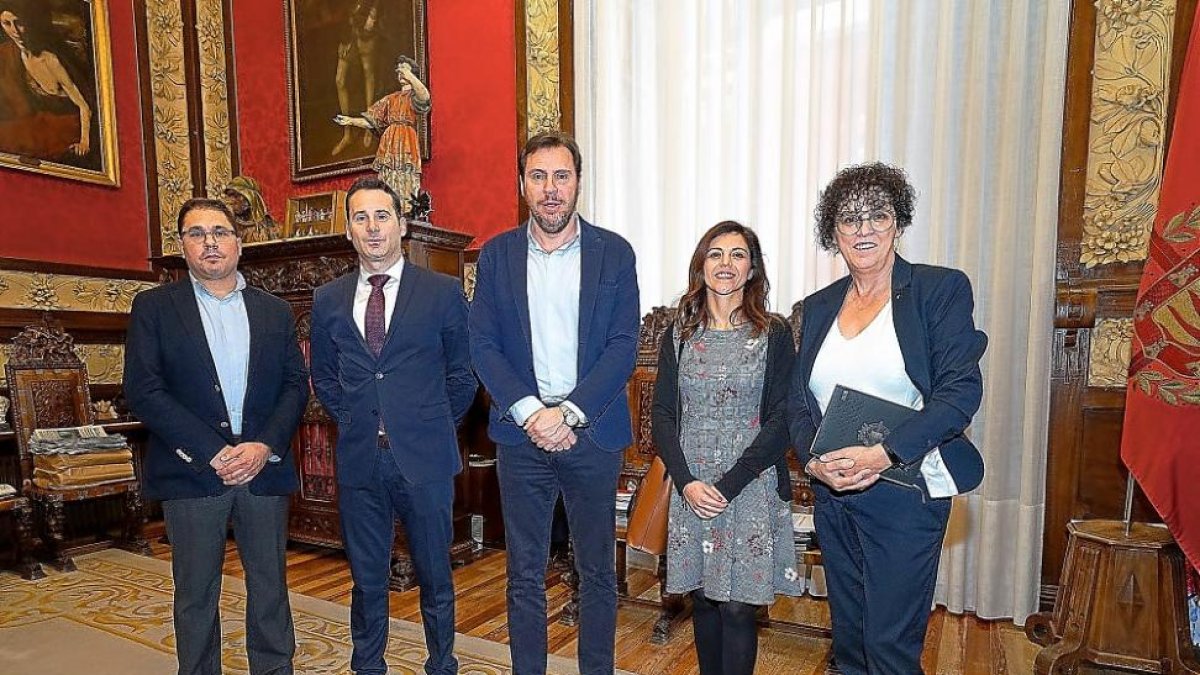 Eduardo Boelhoff,  de Cáritas, Alberto Navarro, La Caixa, Óscar López, Lorena Sancho, Casa Juventud Aleste, y  Rafaela Romero.-E. M.