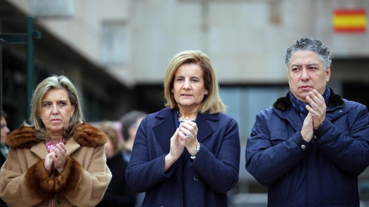 La ministra de Empleo, Fátima Báñez, participa en el minuto de silencio en la Delegación del Gobierno por el atentado de Kabul. Junto a ella, la delegada del Gobierno, María José Salgueiro, y el candidato número uno del PP al Congreso, Tomás Burgos.-ICAL