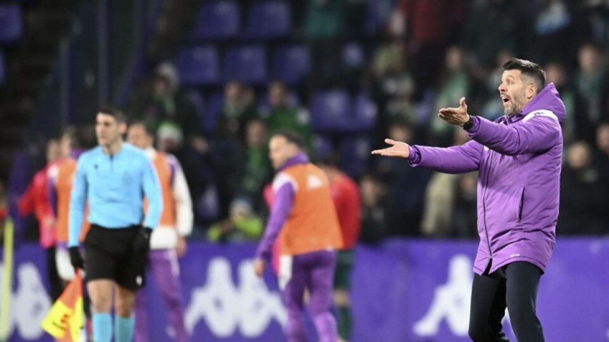 Pezzolano lamenta una ocasión fallada ante el Racing de Ferrol. / LALIGA