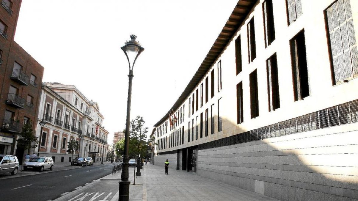Foto de la fachada de los juzgados de Valladolid.-J. M. LOSTAU