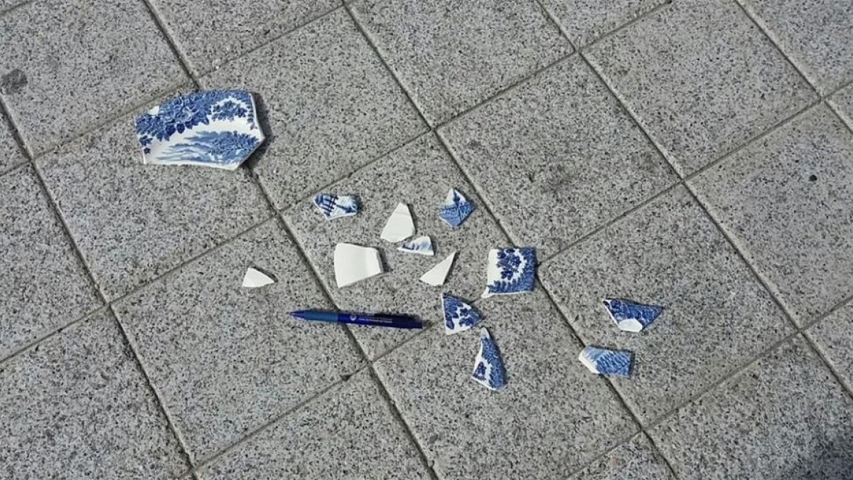Restos del plato de porcelana sobre la acera.-EUROPA PRESS