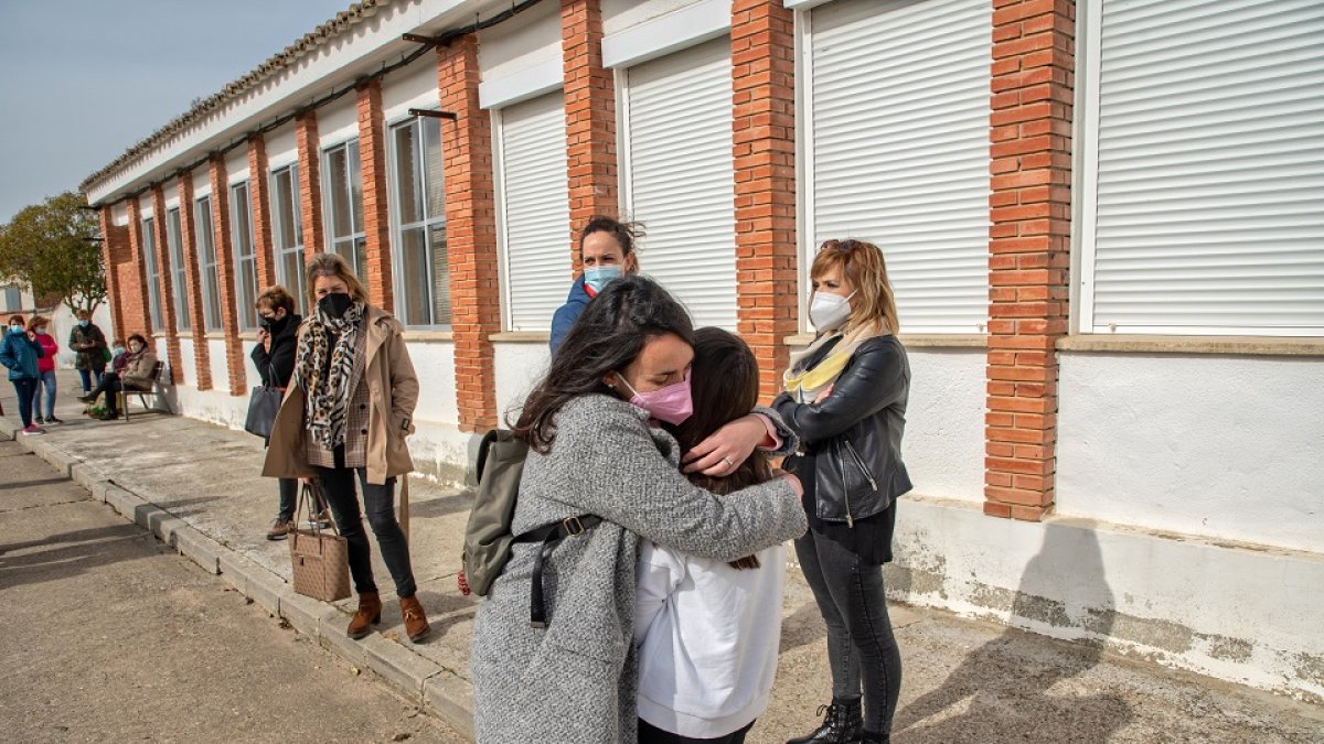 La directora del colegio de Torrecilla de la Abadesa, abraza a la única alumna, Ángela, al finalizar la clase del último día del colegio / ICAL