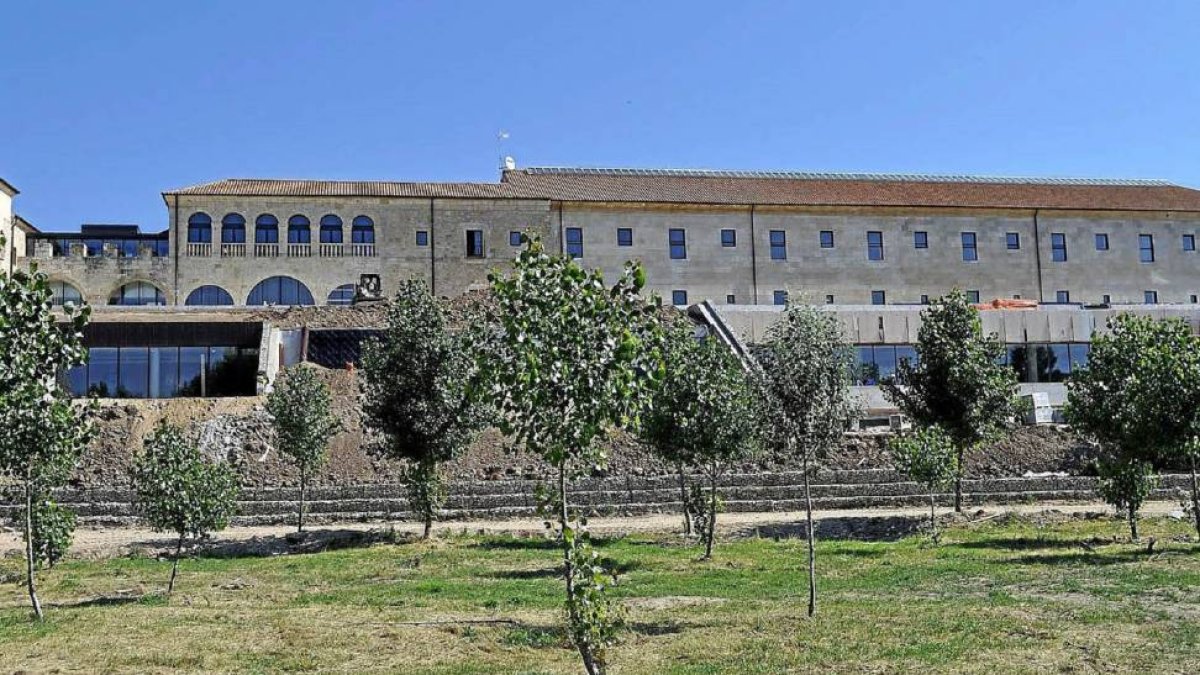 Apecto que presentaban ayer las obras de la zona termal del hotel balneario del Monasterio de Valbuena.-I.M.