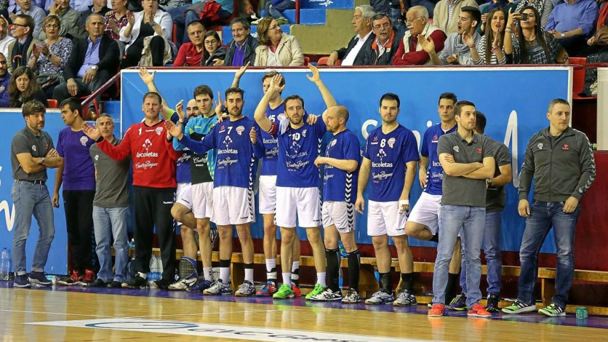 El banquillo del BMAtlético Valladolid, en pie, observa las evoluciones del último partido jugado en Huerta del Rey.-EL MUNDO