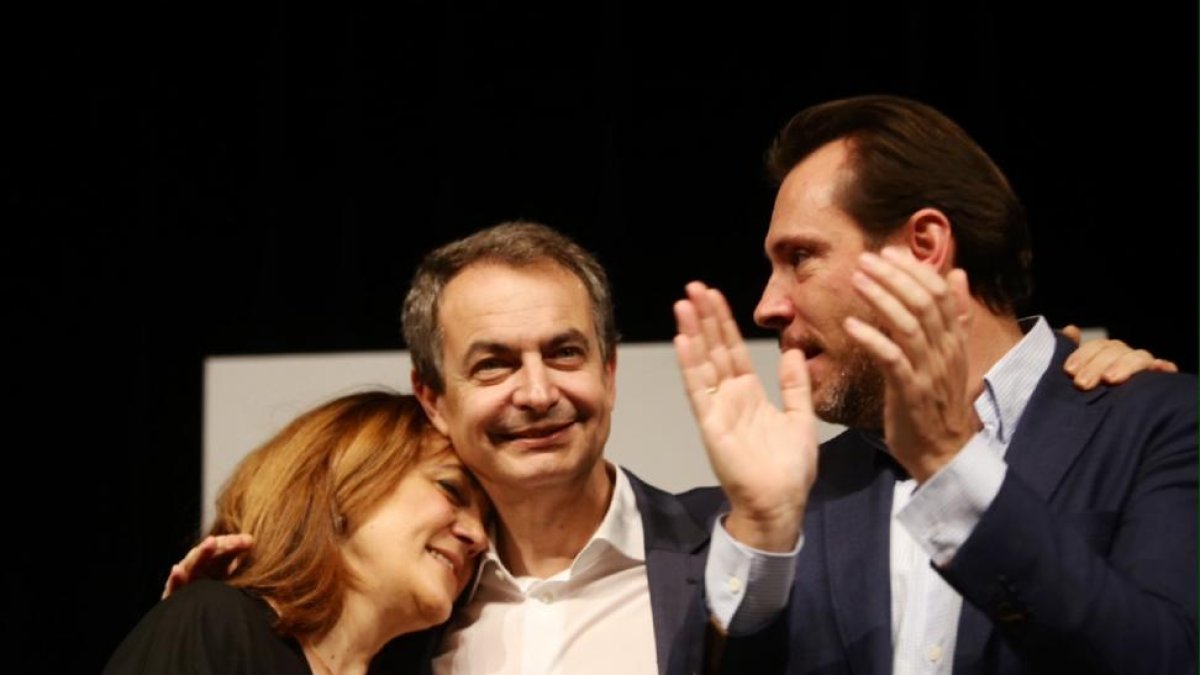El expresidente del Gobierno, José Luis Rodríguez Zapatero, junto al secretario municipal del partido y alcalde de Valladolid, Óscar Puente, y la cabeza de lista al Congreso, Soraya Rodríguez, en el acto de fin de campaña celebrado en Valladolid-Ical
