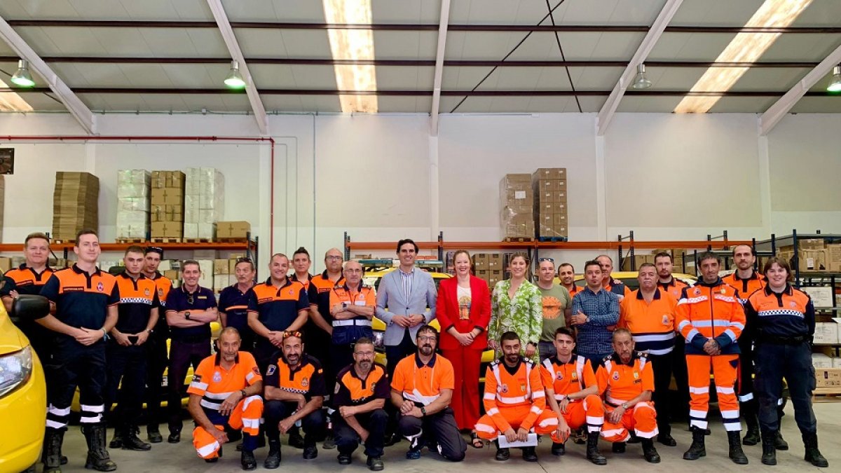 Entrega del material a los voluntarios de las agrupaciones de Protección Civil. / ICAL