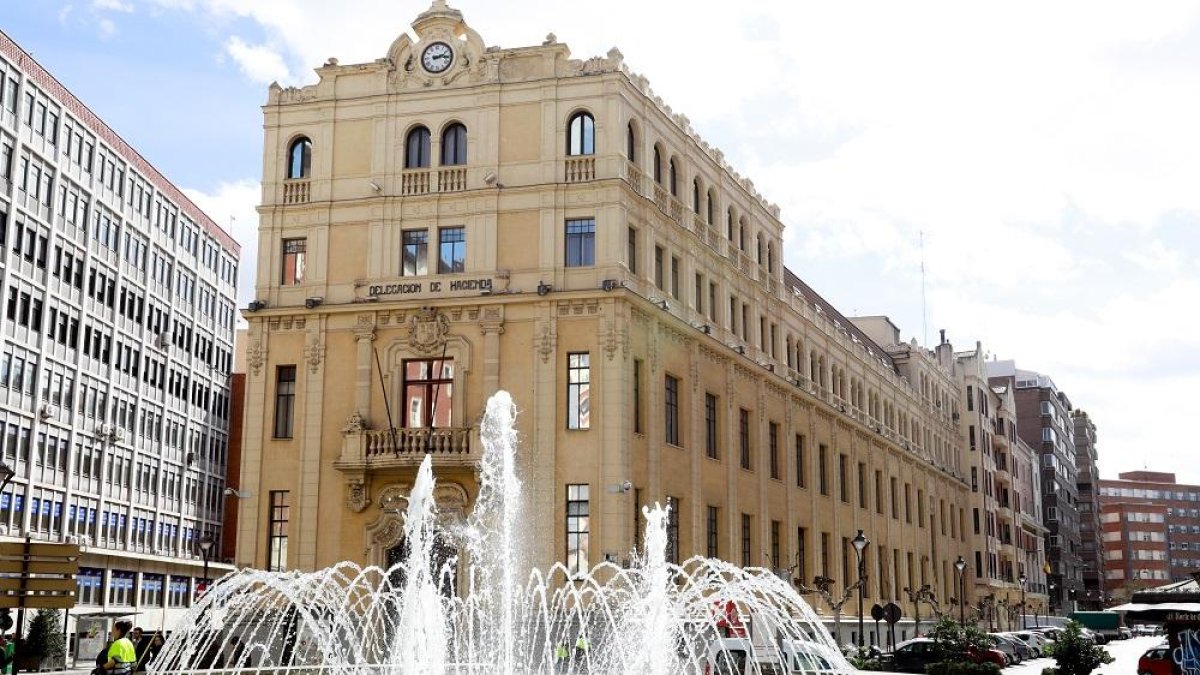 Antiguo edificio de Hacienda en desuso situado en la plaza Madrid.-J.M. LOSTAU
