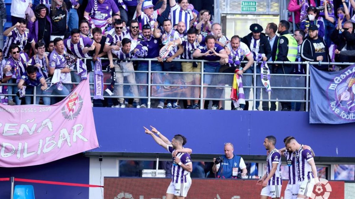 Aguado y Weissman celebran el tanto del israelí. / LA LIGA
