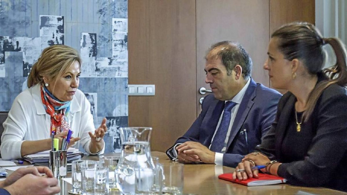 Rosa Valdeón junto con Lorenzo Amor, presidente de ATA, durante la reunión mantenida ayer.-ICAL