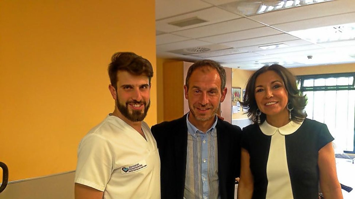 La periodista Isabel Gemio posa con responsbles del centro-EL MUNDO