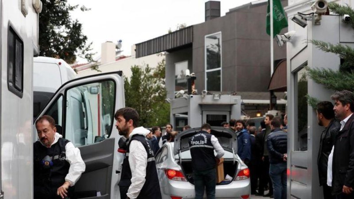 Forenses turcos, a su llegada al Consulado de Arabia Saudí en Estambul.-MURAD SEZER (REUTERS)