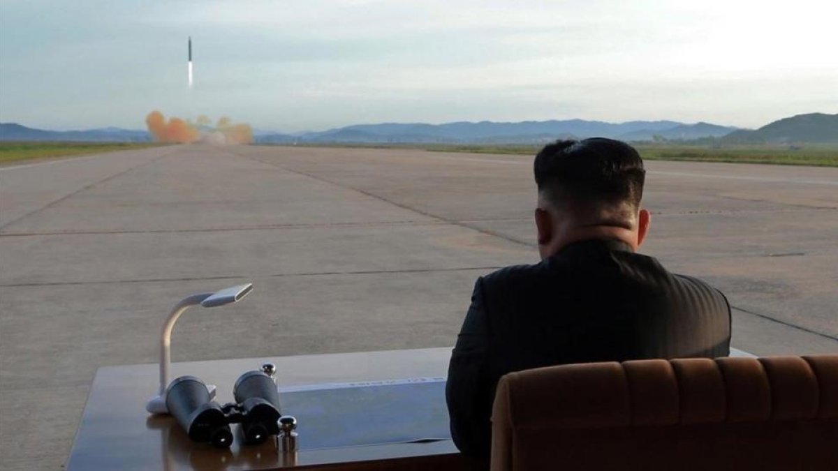 Kim Jong-un contempla el lanzamiento del último misil balístico norcoreano-KCNA