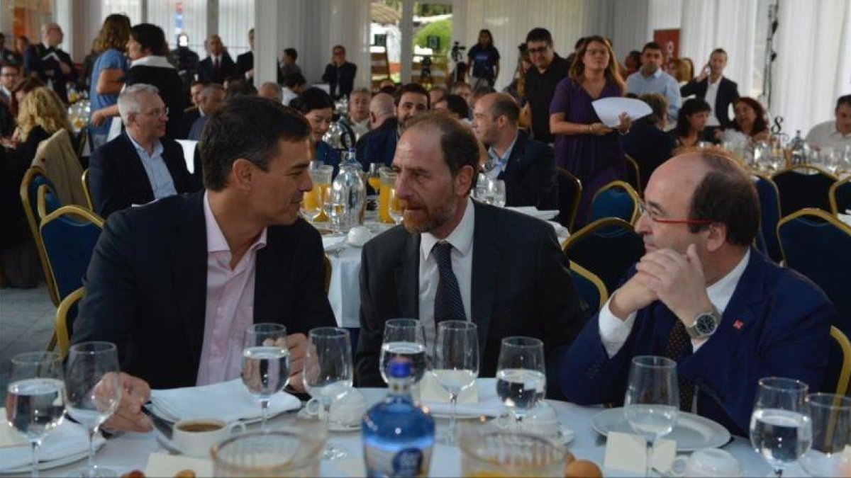 Pedro Sánchez, Enric Hernàndez y Miquel Iceta, durante el desayuno de Primera Plana.-FERRAN SENDRA