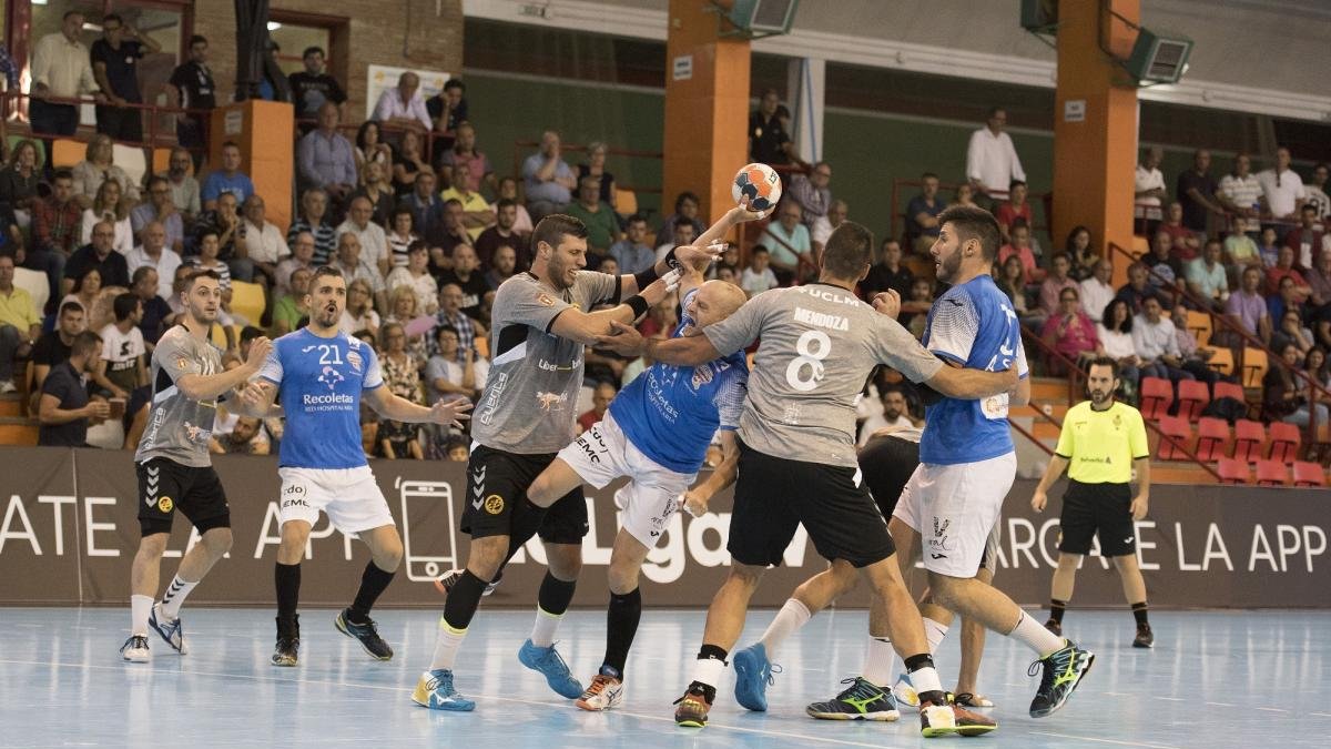 Diego Camino penetra entre líneas y provoca penalti ante la férrea defensa de Mendoza y Montoro.-PHOTO-DEPORTE