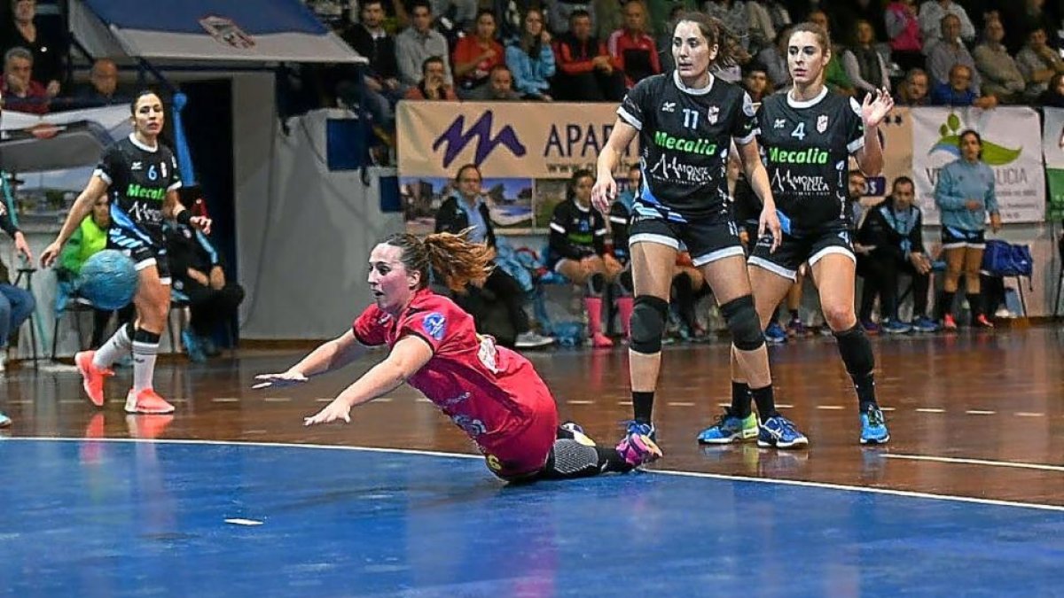Excelente tiro desde los seis metros tras ganar la posición, que supuso un gol del Aula.-V.G. GARIBAY