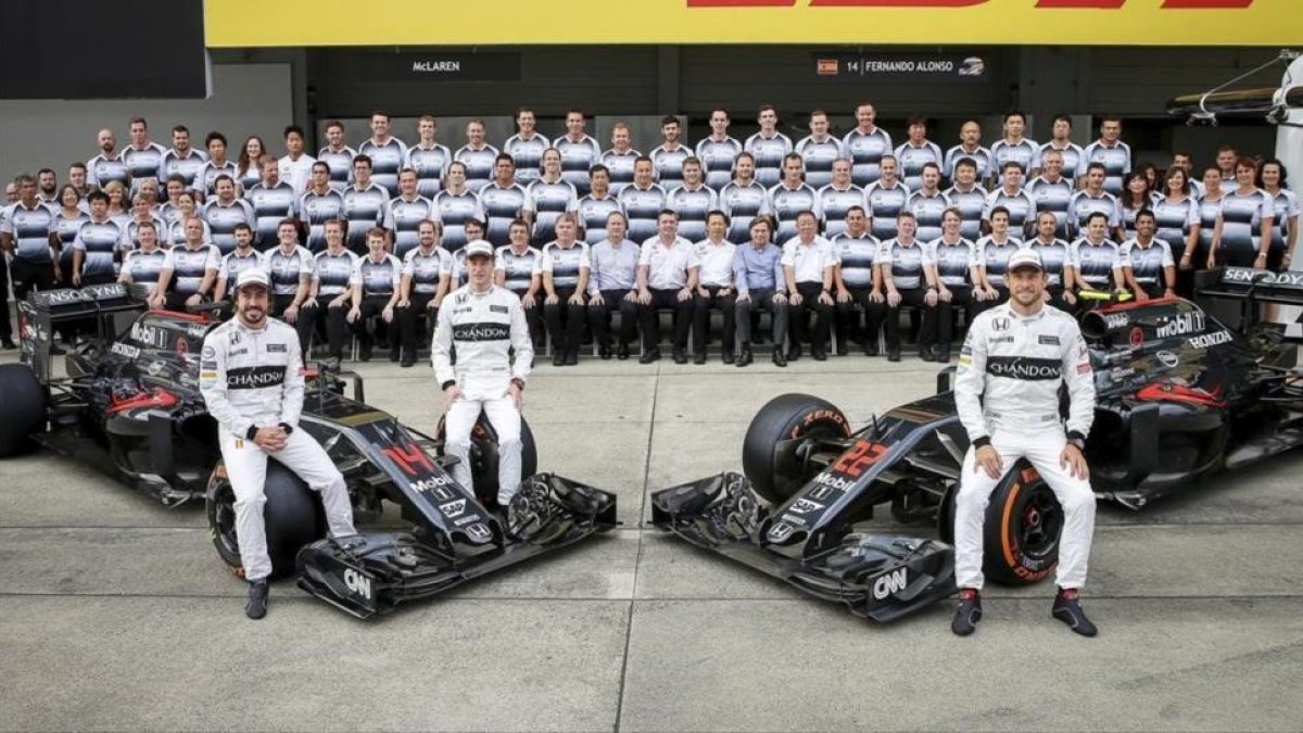 Fernando Alonso, el belga Stoffel Vandoorne  y el britanico Jenson Button posan en el circuito de Suzuka.-EFE / DIEGO AZUBEL