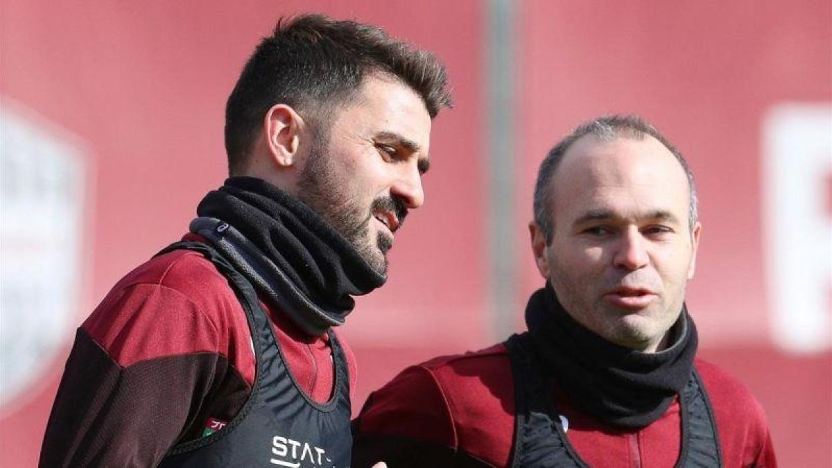 David Villa en su primer entrenamiento en Japón, junto a Andrés Iniesta.-EL PERIÓDICO
