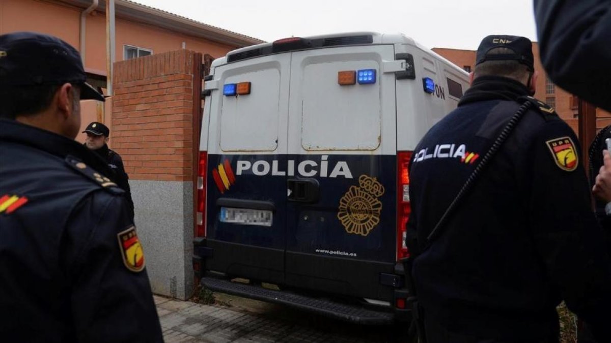Un furgón policial traslada a los jugadores de la Arandina detenidos por la violación.-PACO SANTAMARÍA