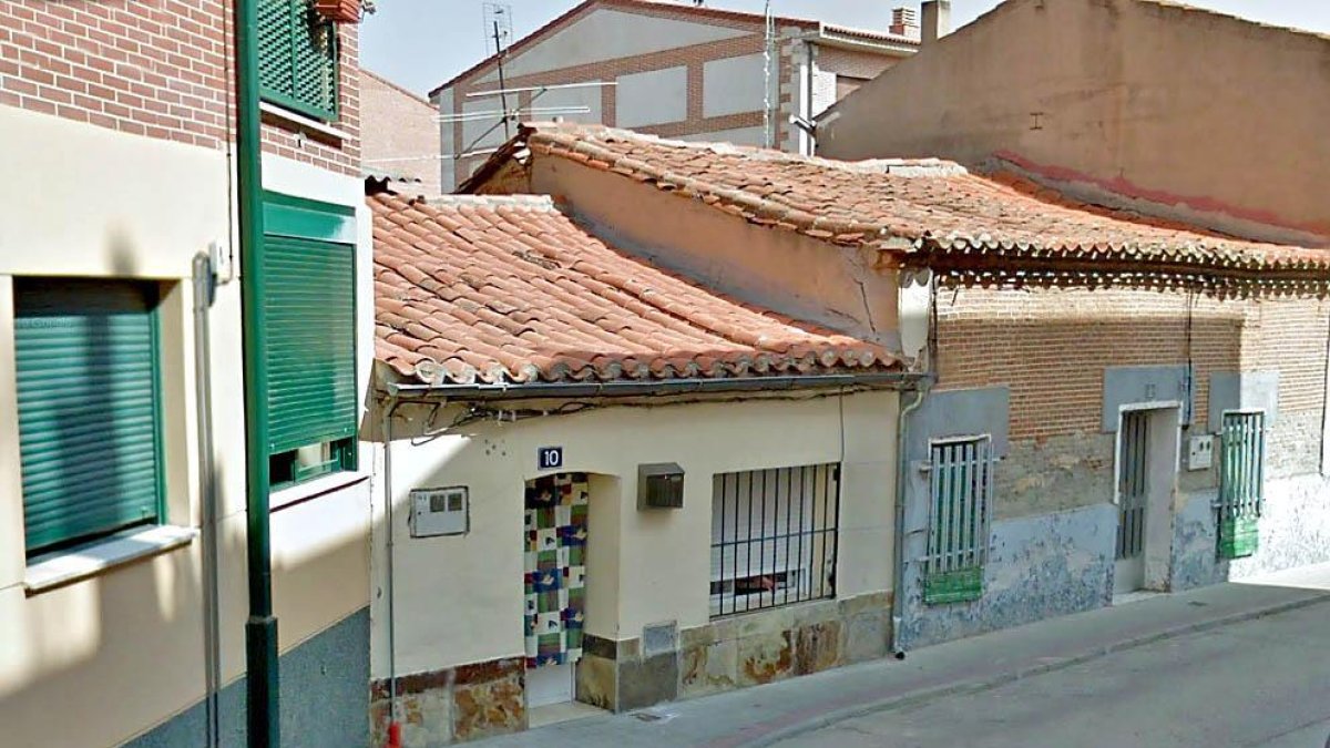 Local de la calle Cesteros donde tuvo lugar la agresión al policía.-GGL SW