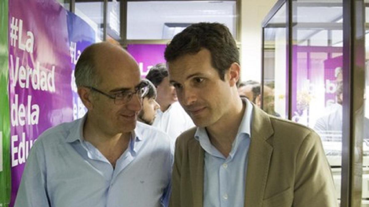 El presidente provincial de Salamanca, Javier Iglesias junto al nuevo presidente del PP, Pablo Casado.-David Arranz / ICAL