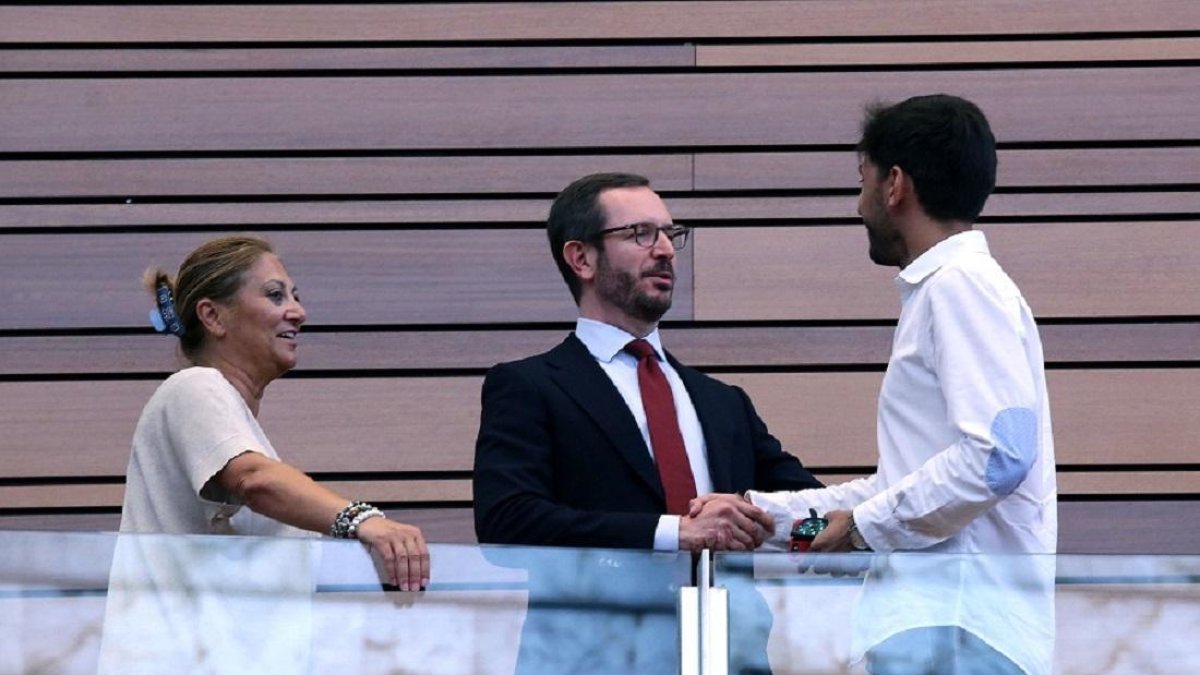 Javier Maroto (PP), Teresa López y Fran Díaz (PSOE), se saludan tras ser elegidos senadores por la Comunidad-ICAL