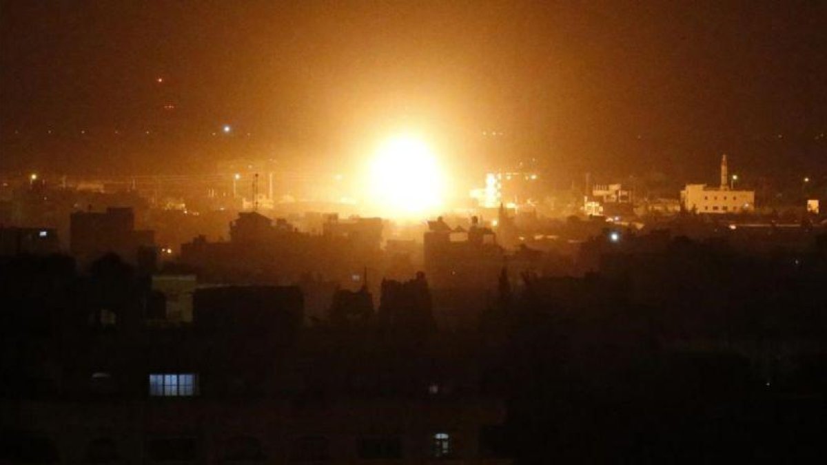 Bombardeo israelí sobre la franja de Gaza el 27 de marzo.-SAID KHATIB (AFP)