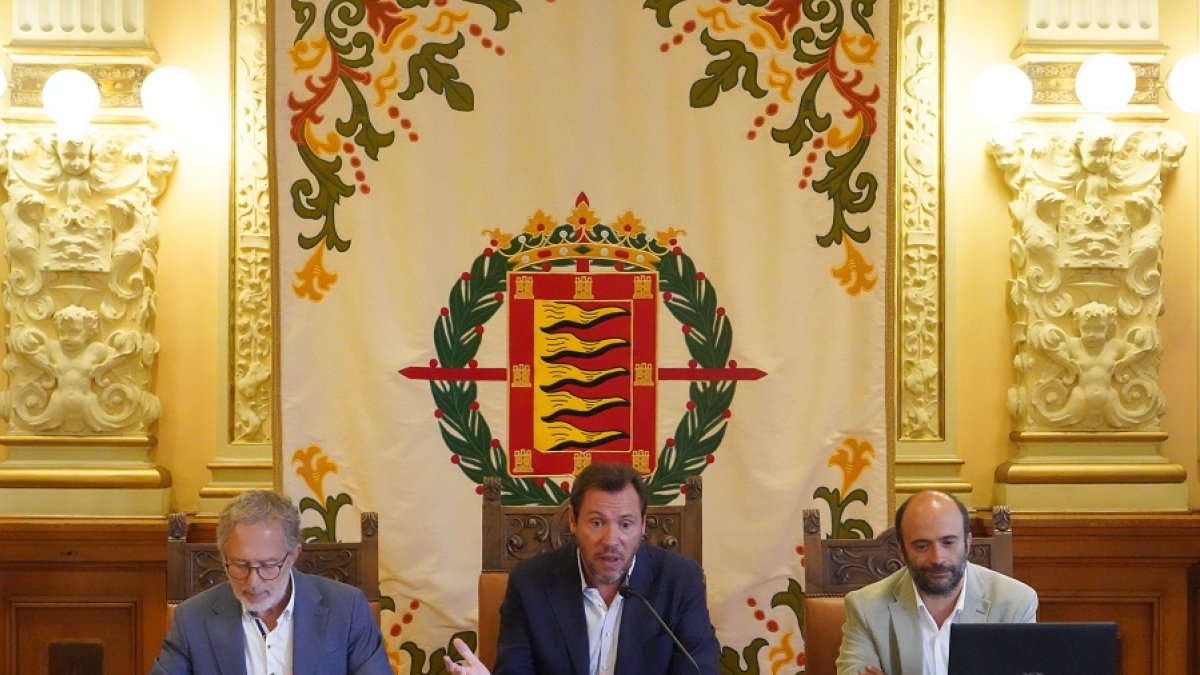 Saravia, Puente y Ares en el Ayuntamiento. | M. CHACÓN - ICAL