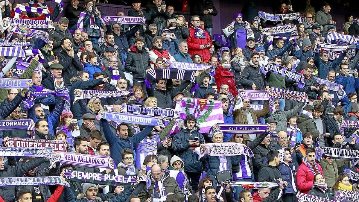 Los jugadores del Valladolid celebran el segundo gol frente al Atlético.-J. M. LOSTAU
