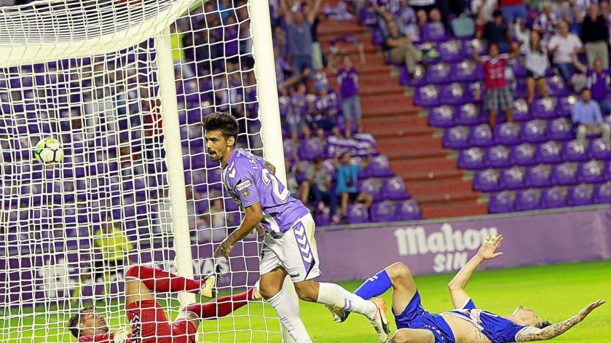 Iban Salvador marca el primer gol del partido, con el portero Dani Hernández y el lateral Luis Pérez en el suelo.-J.M. LOSTAU