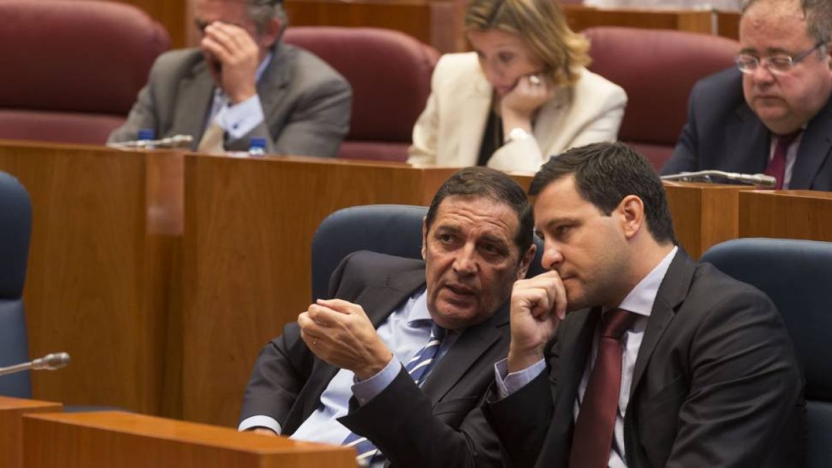 El Consejero de Sanidad, Antonio María Sáez Aguado (I), conversa con el procurador por el grupo popular en las Cortes de Castilla y León, Rául de la Hoz Quintano (D), durante el Pleno de las Cortes de Castilla y León.-ICAL
