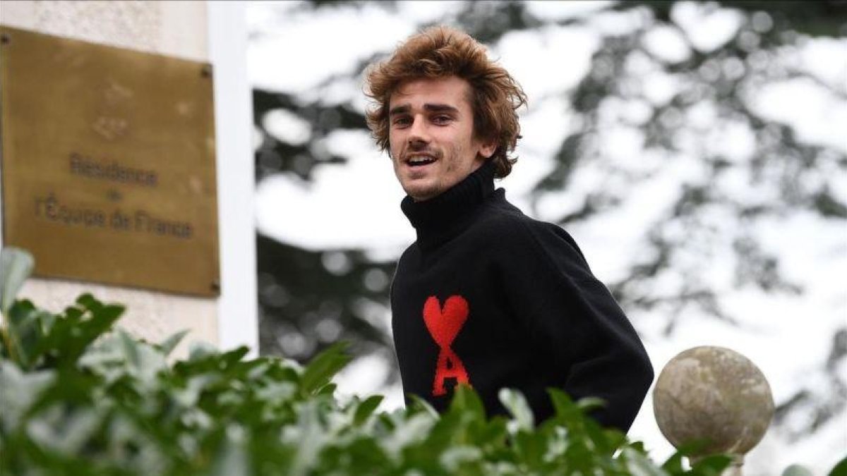 Griezmann llega a la concentración de la selección francesa.-AFP / FRANCK FIFE