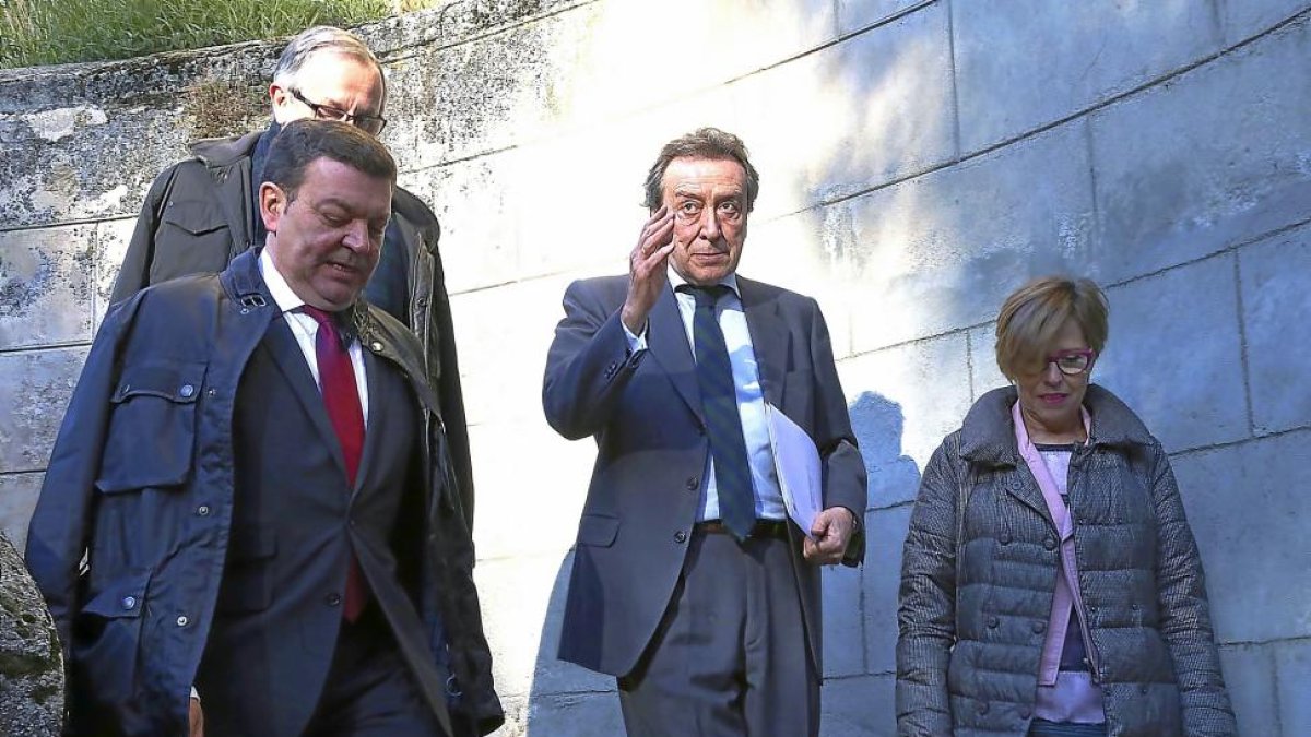 De Santiago-Juárez, ayer en Segovia, con otras autoridades antes de la inauguración del Congreso del Juego.-ICAL