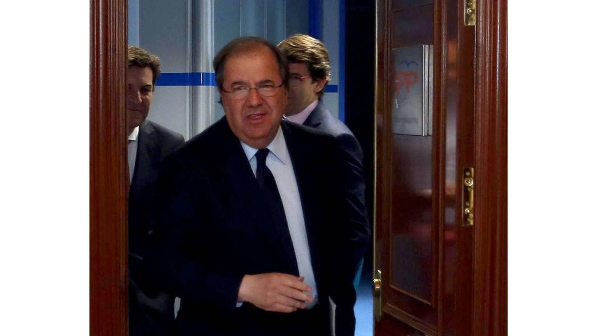 El presidente del PP de Castilla y León, Juan Vicente Herrera, tras reunirse con los presidentes provinciales del partido para analizar los resultados electorale-ICAL