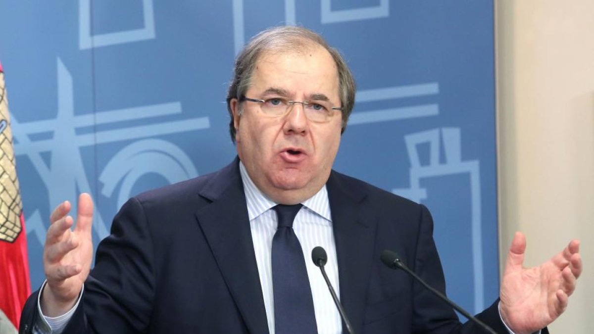 El presidente de la Junta de Castilla y León, Juan Vicente Herrera, ofrece una rueda de prensa después del encuentro con los altos cargos del Ejecutivo autonómico-Ical
