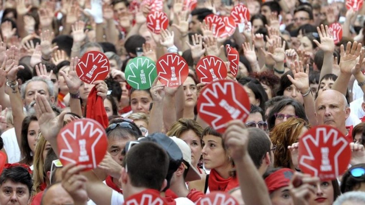 Concentración de protesta en Pamplona, el pasado 7 de julio, contra la agresión sexual a una joven de 18 años.-VILLAR LOPEZ / EFE