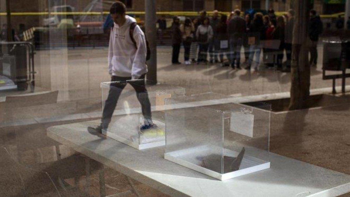 Urnas preparadas en un colegio electoral.-AP / EMILIO MORENATTI