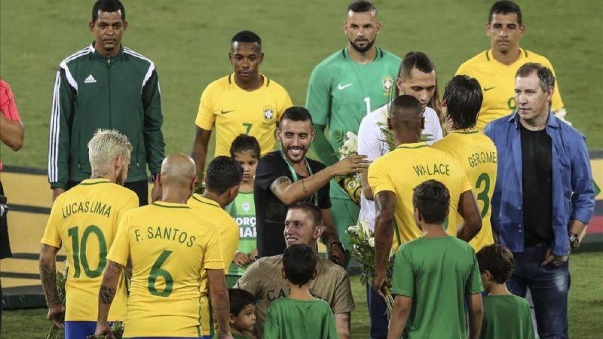 Brasil salió victorioso del partido homenaje al Cahpecoense.-EFE / ANTONIO LACERDA