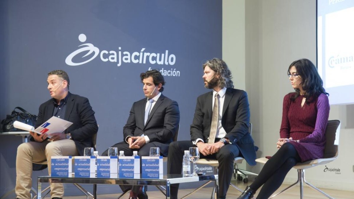 Mesa sobre 'Financiación Empresarial. Perspectivas de Evolución y Alternativas' que organiza el Círculo de Actualidad Empresarial. En ella participan Carmen Martínez Carrascal, responsable de Análisis Macrofinanciero del Banco de España, Santiago Martínez-ICAL