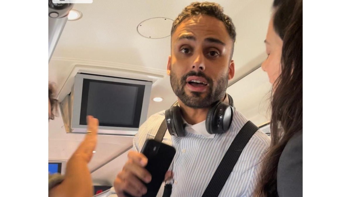 Lucas Burgueño encarándose de nuevo contra Puente a la llegada del AVE a Madrid.-E. M.